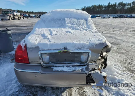 2003 Lincoln Town Car Executive z USA, uszkodzony, nr VIN 1LNHM81W53Y645270